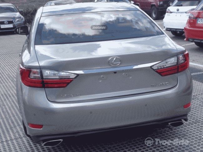 В сети появились "живые" снимки обновленного седана Lexus ES