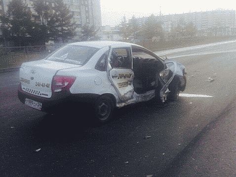 Таксист спровоцировал ДТП на пустой дороге в Красноярске