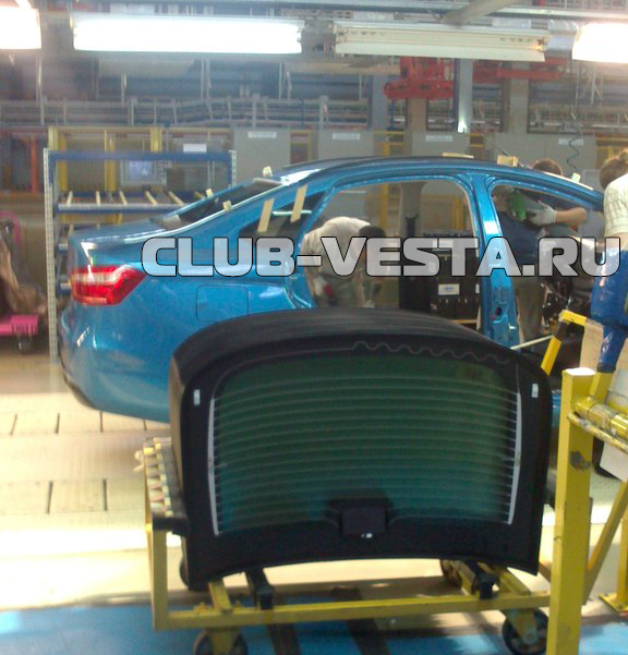 Lada Vesta в необычных цветах попалась фотошпионам
