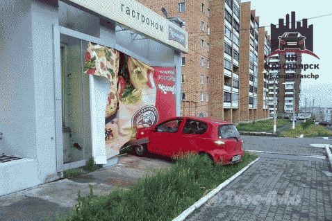 В Красноярске водитель иномарки протаранил супермаркет