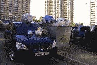 В Уфе владельцу автомобиля отомстили за неправильную парковку мешками с мусором