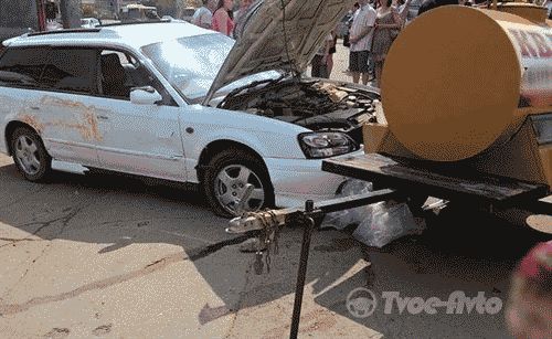 В Иркутске автоледи на Subaru столкнулась с автобусом, а затем протаранила бочку с квасом