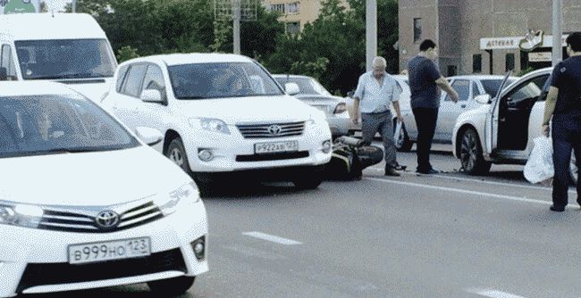 Мотоциклист в Краснодаре сбил двух пешеходов, упал и погиб под машиной