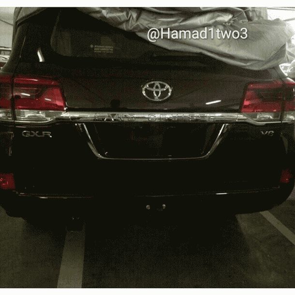 В сети появились фото Toyota Land Cruiser без камуфляжа