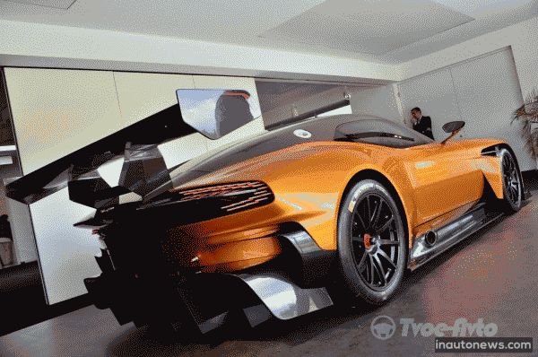 Фотографии Aston Martin Vulcan в оранжевом цвете появились в сети