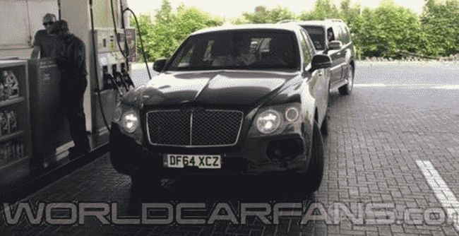 Кроссовер Bentley Bentayga пойман шпионами на автозаправке в Дубае