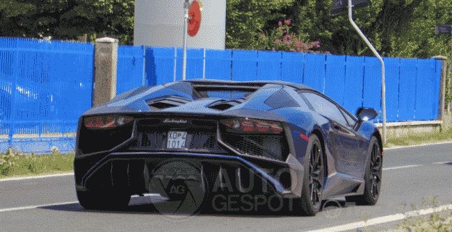 Lamborghini вывела на тесты Aventador SV Roadster