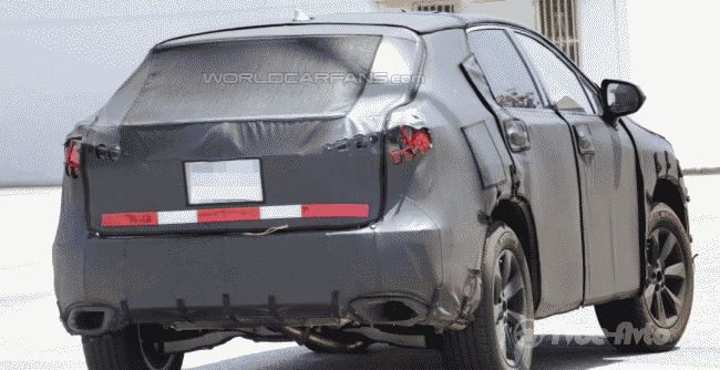 Lexus вывел на тесты семиместный кроссовер "RX"