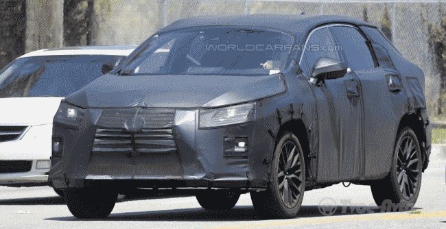 Lexus вывел на тесты семиместный кроссовер "RX"