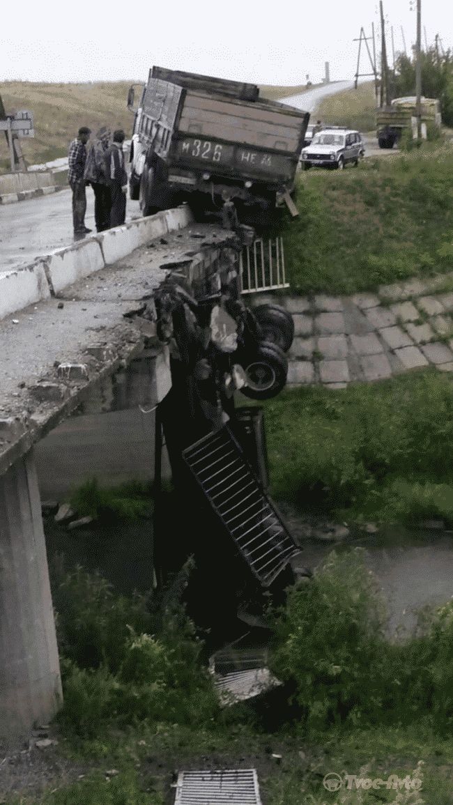 На Алтае пьяный водитель на грузовике завис над мостом