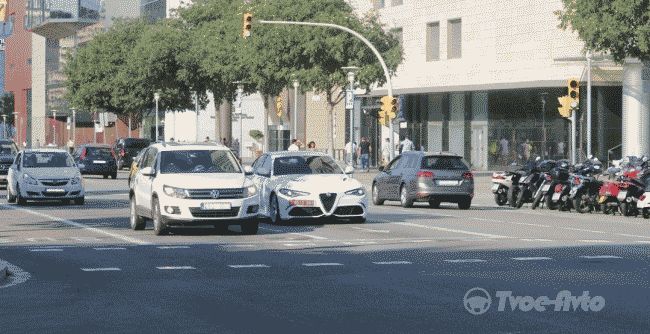 Белый Alfa Romeo Giulia замечен на улицах Барселоны 