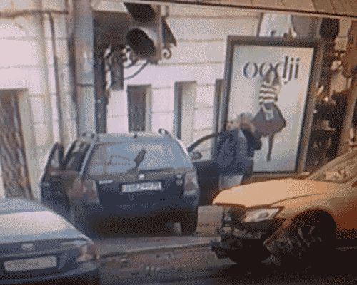 В Петербурге иномарка влетела в дом в результате ДТП