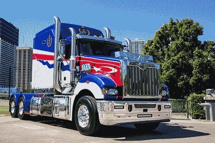 В Австралии показали самый дорогой в мире грузовик, получивший элементы из золота и красного дерева