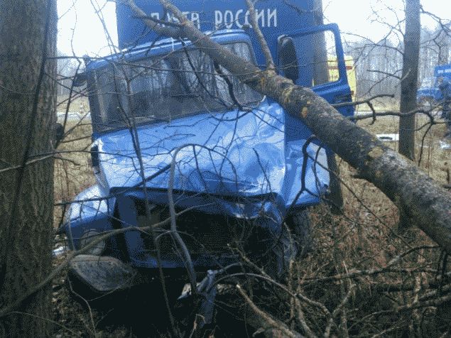 Под Ярославлем в ДТП с иномаркой и машиной Почты России пострадали два человека