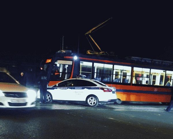 В Краснодаре служебный автомобиль ДПС столкнулся с трамваем