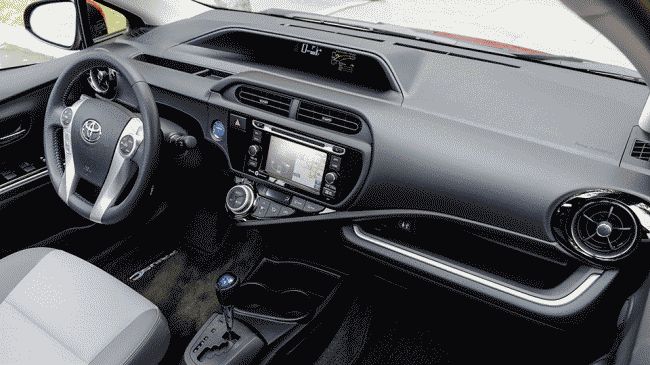 Гибридный хэтчбек Toyota Prius стал безопасней и получил лимитированную версию