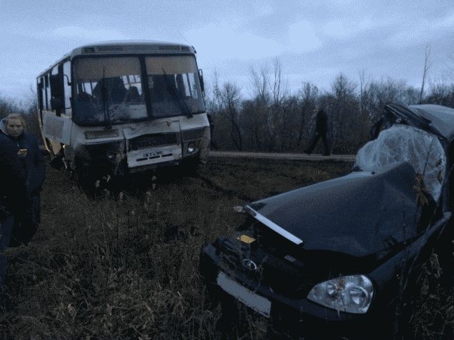 Автобус и легковушка столкнулись в Самарской области, 2 человека погибли
