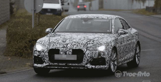 В Сети появились шпионские снимки салона купе Audi A5 2017