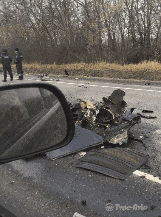 "БМВ" оказался раздавленным фурой на границе Рязанской области, двое погибли
