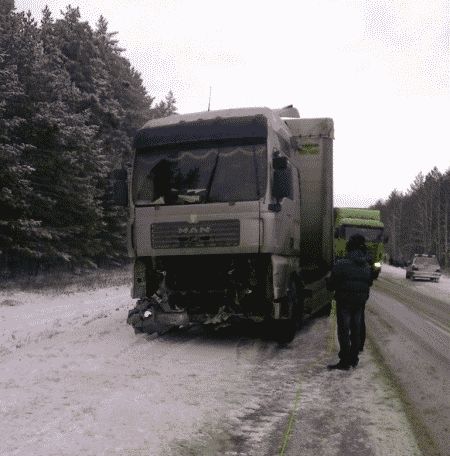 На трассе Екатеринбург-Тюмень водитель грузовика устроил массовое ДТП, есть погибшие