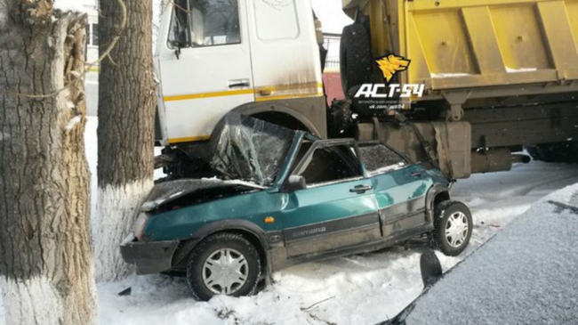 Неуправляемый МАЗ в Новосибирской области раздавил три автомобиля