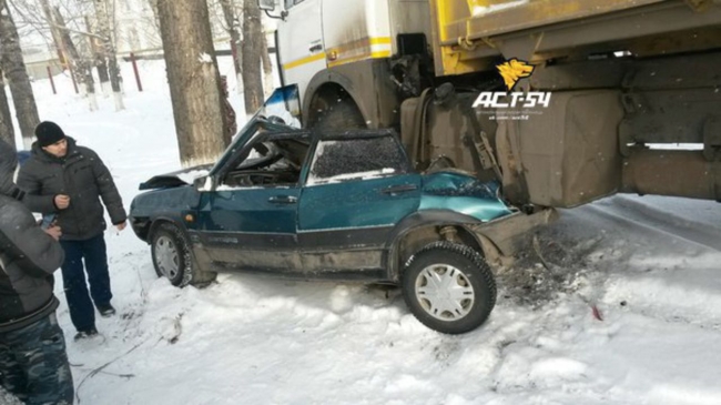 Неуправляемый МАЗ в Новосибирской области раздавил три автомобиля