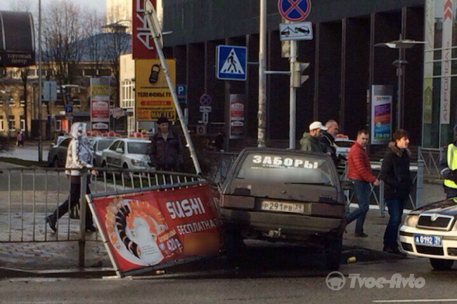 В центре Калининграда автомобиль с рекламой "Заборы" снес забор