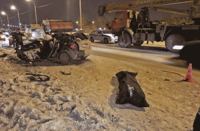 В Екатеринбурге иномарка Kia Rio влетела в КамАЗ, погибла водитель и пострадал ребенок