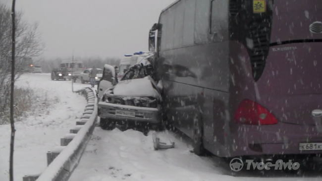 На Сахалине внедорожник "Тойота" протаранил автобусы с детьми, 3 человека погибли