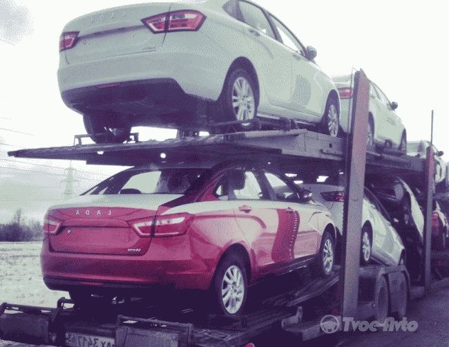 Новую Lada Vesta развозят по дилерским центрам России 