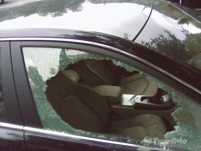 Что делать если у вас разбили стекло в машине