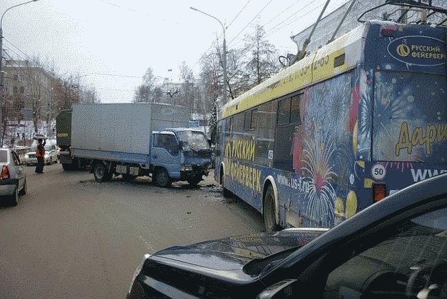 В центре Томска грузовик врезался в троллейбус, есть пострадавшие 