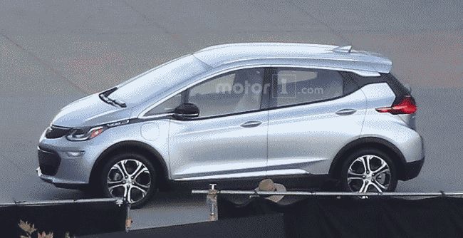 Новый Chevrolet Bolt "засветился" без камуфляжа