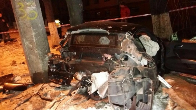 В Алматы автомобиль Audi R8 на полном ходу влетел в столб, двое в тяжелом состоянии