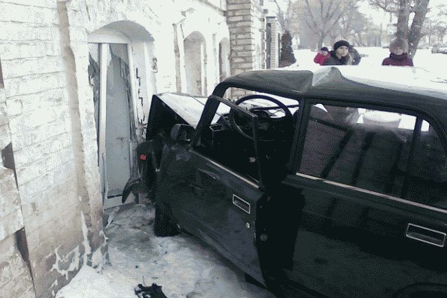 В Балакове пенсионер на "пятерке" протаранил окно жилого дома