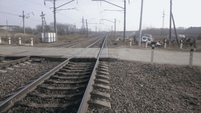 В Приморском крае иномарка столкнулась с поездом, двое в реанимации