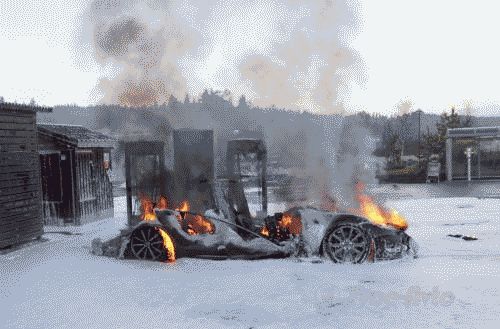 В Норвегии на заправке самовоспламенился Tesla Model S