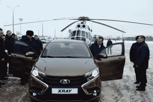 Дмитрий Медведев прокатился на Lada XRay, посетив "АвтоВАЗ"