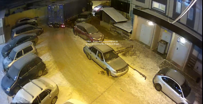 В Красноярске во дворе одного из домов грузовик "МАН" протаранил более 10 легковушек