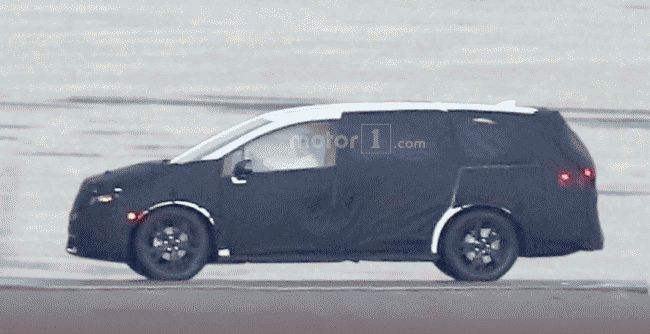 Honda впервые вывела на тесты минивэн Odyssey 2017