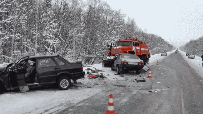 В Свердловской области на трассе столкнулись два "ВАЗа", погибли трое