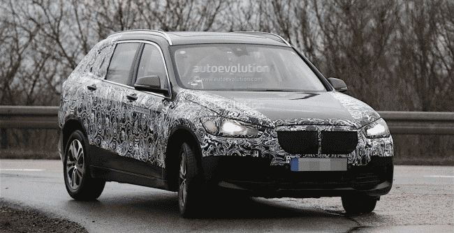 Семиместный BMW X1 снова пойман фотошпионами