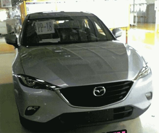 Новый кроссовер Mazda "засветился" на фото без камуфляжа