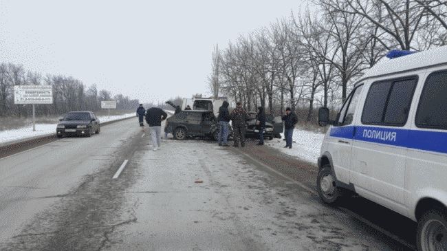 В Краснодарском крае столкнулись два ВАЗа, погибли 2 и пострадали 3 человека