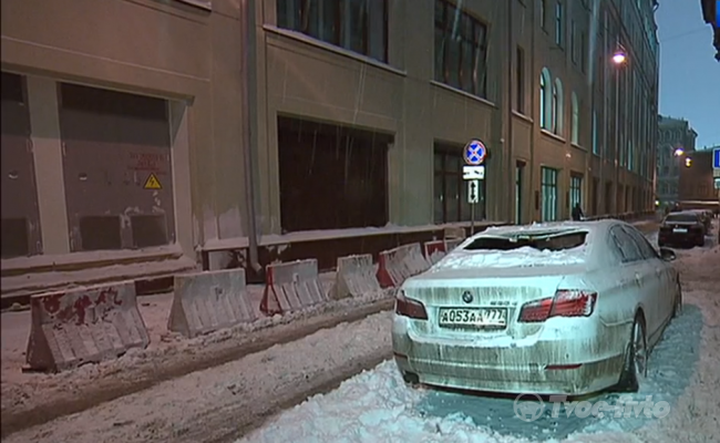 На платной парковке в Москве глыба льда упала на Jaguar за 3 млн рублей 