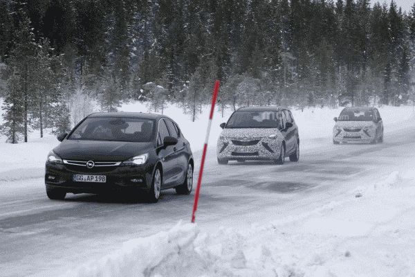 Рестайлинговый Opel Zafira заметили на тестах