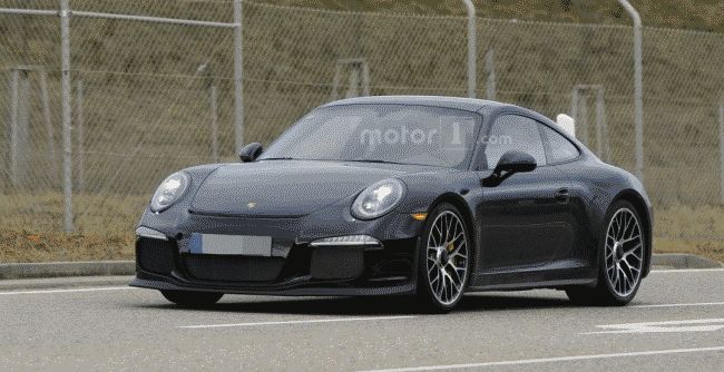 Внешность спорткупе Porsche 911 R рассекречена на шпионских фото 