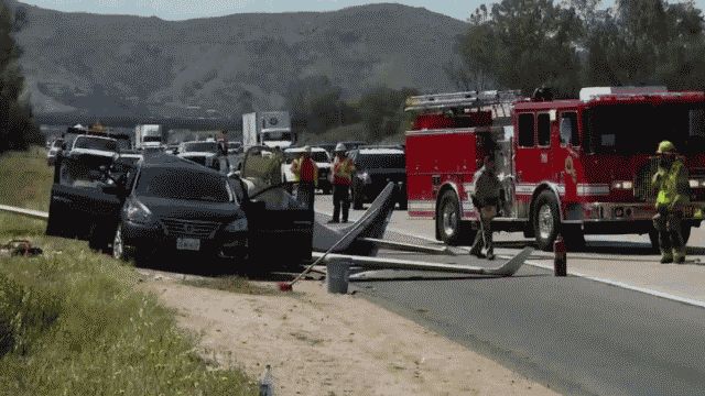 На шоссе в США легкомоторный самолёт упал на машину, есть погибший
