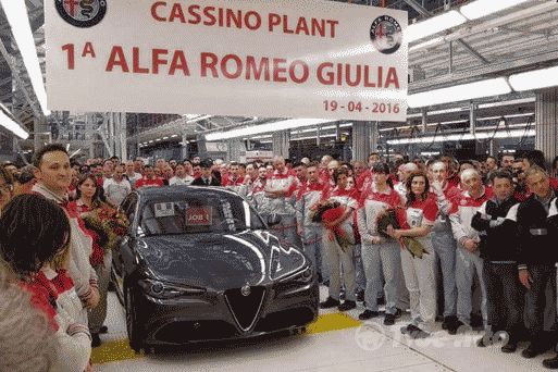 В Италии с конвейера сошел первый экземпляр седана Alfa Romeo Giulia