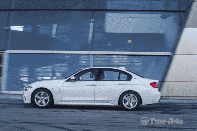 BMW начнет продажи 330e iPerformance летом 2016 года